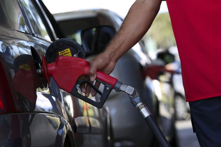 Combustíveis disparam na bomba, e gasolina fica mais vantajosa que etanol em todo o país