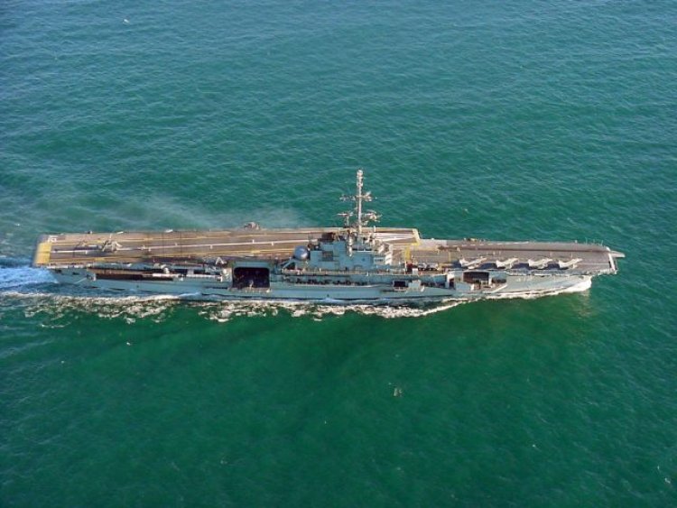 Marinha decide afundar porta-aviões mesmo com proposta de R$ 30 milhões