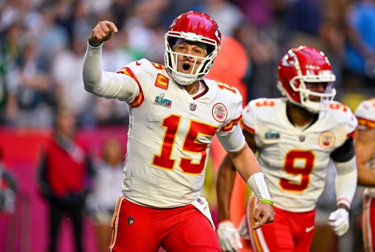 Mahomes lidera virada, Kansas City Chiefs vencem Philadelphia Eagles e conquistam o Super Bowl LVII