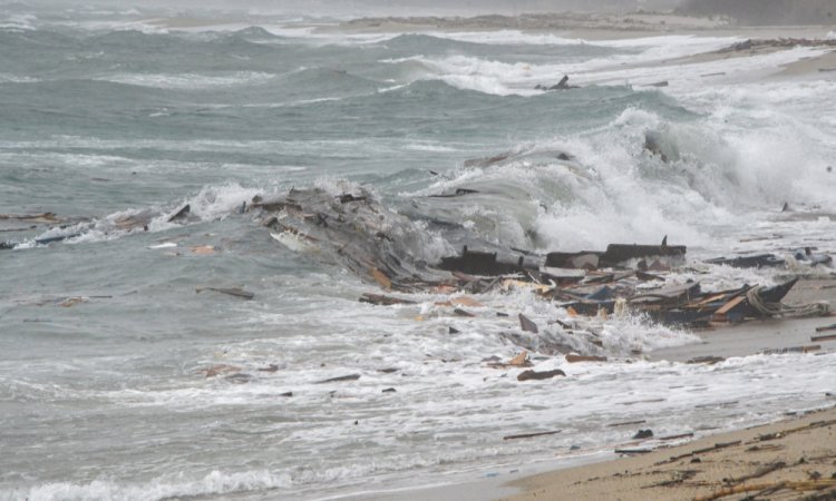 Naufrágio de barco de migrantes deixa 59 mortos na costa da Calábria, na Itália