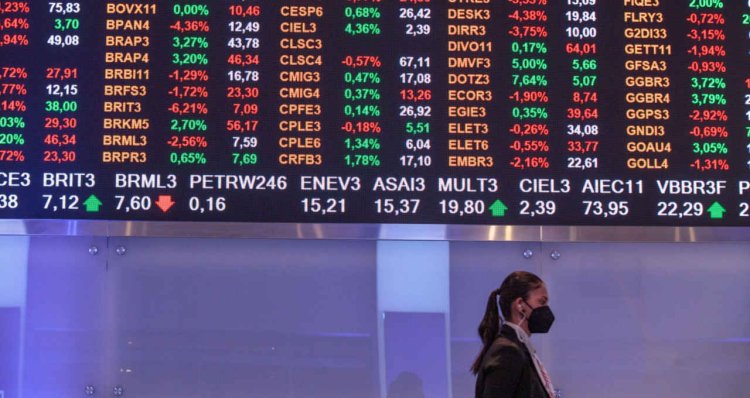 Bolsa fecha em queda de 2,29%, abaixo de 98 mil pontos, em meio a críticas de Lula à taxa de juros