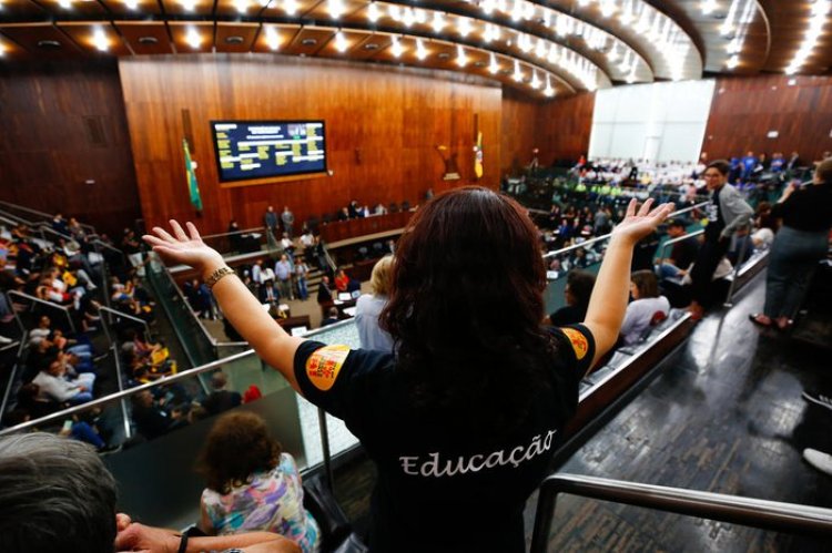 Por unanimidade, deputados aprovam proposta de reajuste de até 9,45% no salário dos professores estaduais