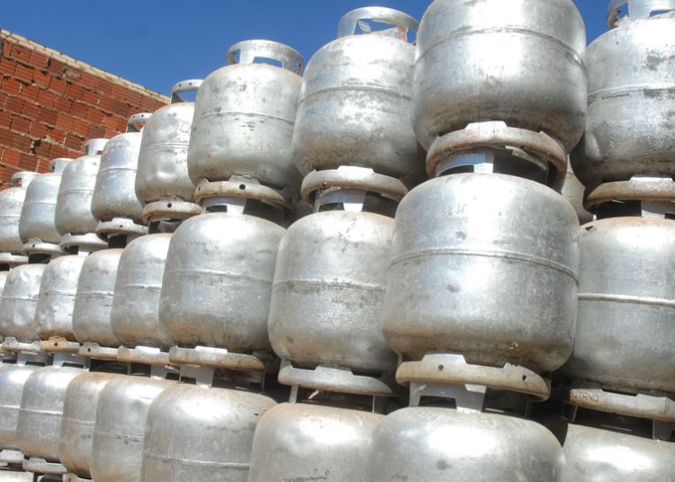 Queda do preço do gás de cozinha nas refinarias não está chegando aos consumidores na mesma proporção