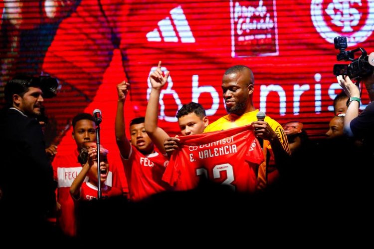 Novo reforço do Inter, Enner Valencia desembarca em Porto Alegre com festa da torcida