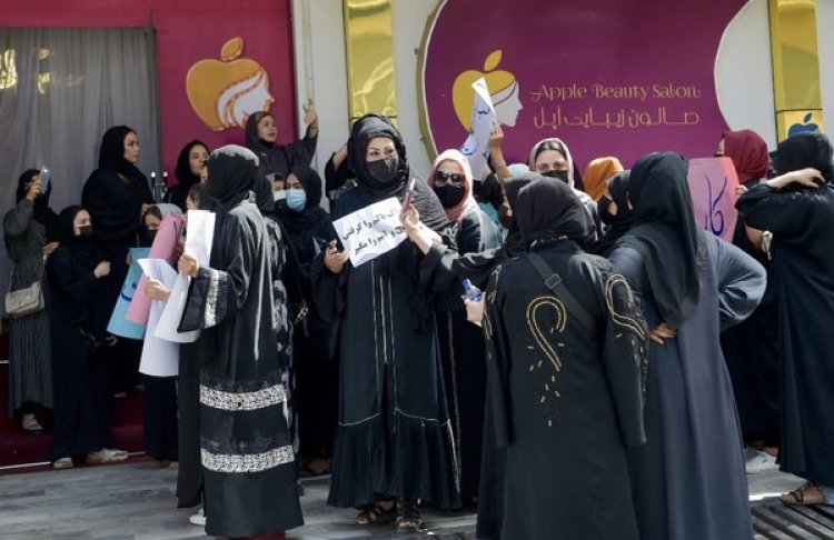 Afegãs protestam em Cabul contra o fechamento dos salões de beleza pelo Talibã