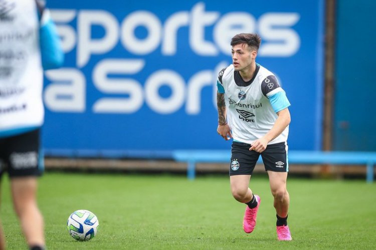 Lucas Besozzi tem estreia discreta pelo Grêmio, mas recebe elogios de Renato após derrota