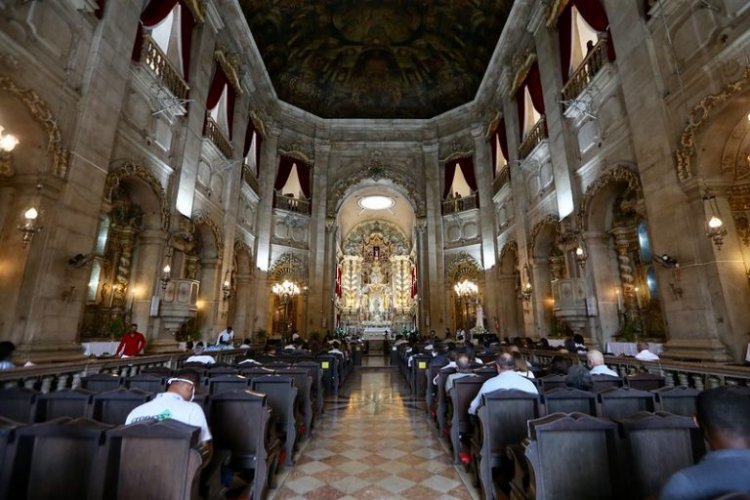 Lula sanciona lei que veta existência de vínculo empregatício entre igrejas e religiosos