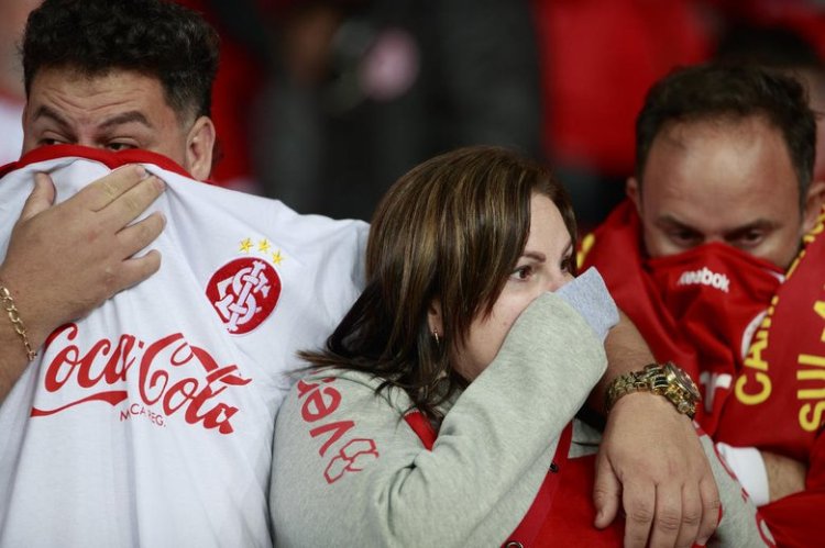 O que a Conmebol deverá fazer com o Inter pela confusão fora do Beira-Rio no jogo contra o Bolívar