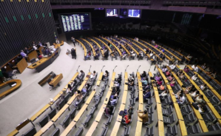 Câmara aprova PL que limita juros do rotativo e cria o programa Desenrola; texto vai ao Senado